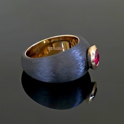 Prsten od karbona i žutog zlata sa rubinom od 0.60ct 1240-1200