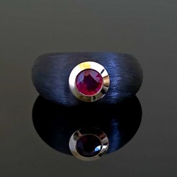 Prsten od karbona i žutog zlata sa rubinom od 0.60ct 1240-1200
