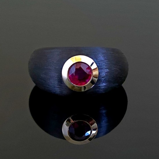 Prsten od karbona i žutog zlata sa rubinom od 0.60ct 1240-1200