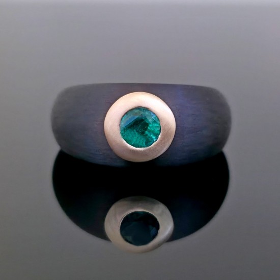 Prsten od karbona i žutog zlata sa smaragdom od 0.50ct 02-02