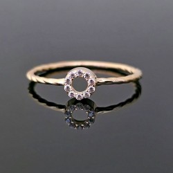 Prsten od žutog zlata sa cirkonima 32-100