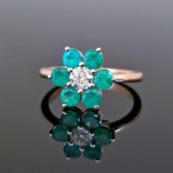 Prsten sa brilijantom i smaragdima od žutog zlata. 1100-700