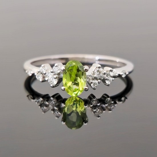 Prsten sa oval peridotom i brilijantima 1413-175