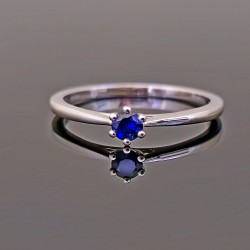 Prsten sa plavim safirom 0.16ct od belog zlata. 0514-171