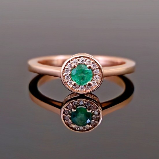 Prsten sa smaragdom I brilijantima od roze zlata. 0525-227